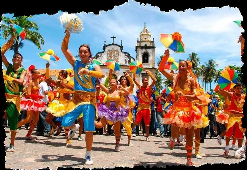 Passistas de frevo com sombrinhas coloridas nas ruas de Olinda