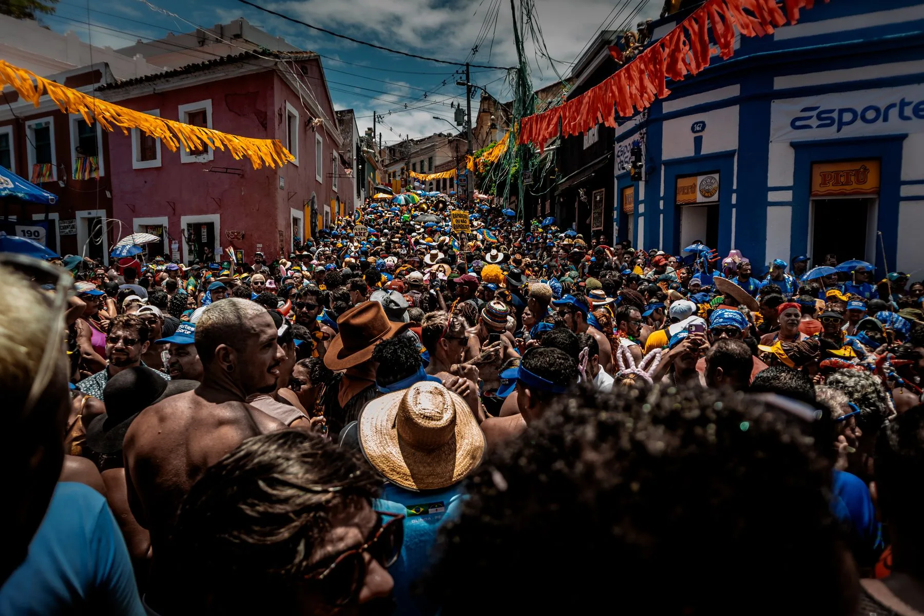 Ladeira de Olinda tomada pela multidão no Carnaval, entre o casario colorido