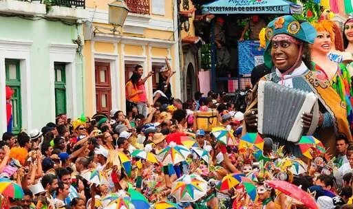 Boneco gigante e multidão nas ladeiras de Olinda