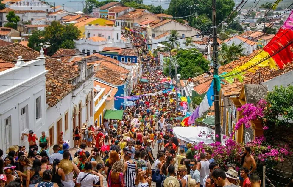 Ladeira histórica de Olinda lotada de foliões no Carnaval